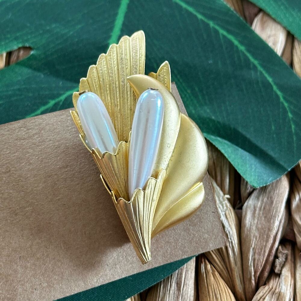 BOGO FREE VINTAGE PEARL GOLD TONE FALL BROOCH